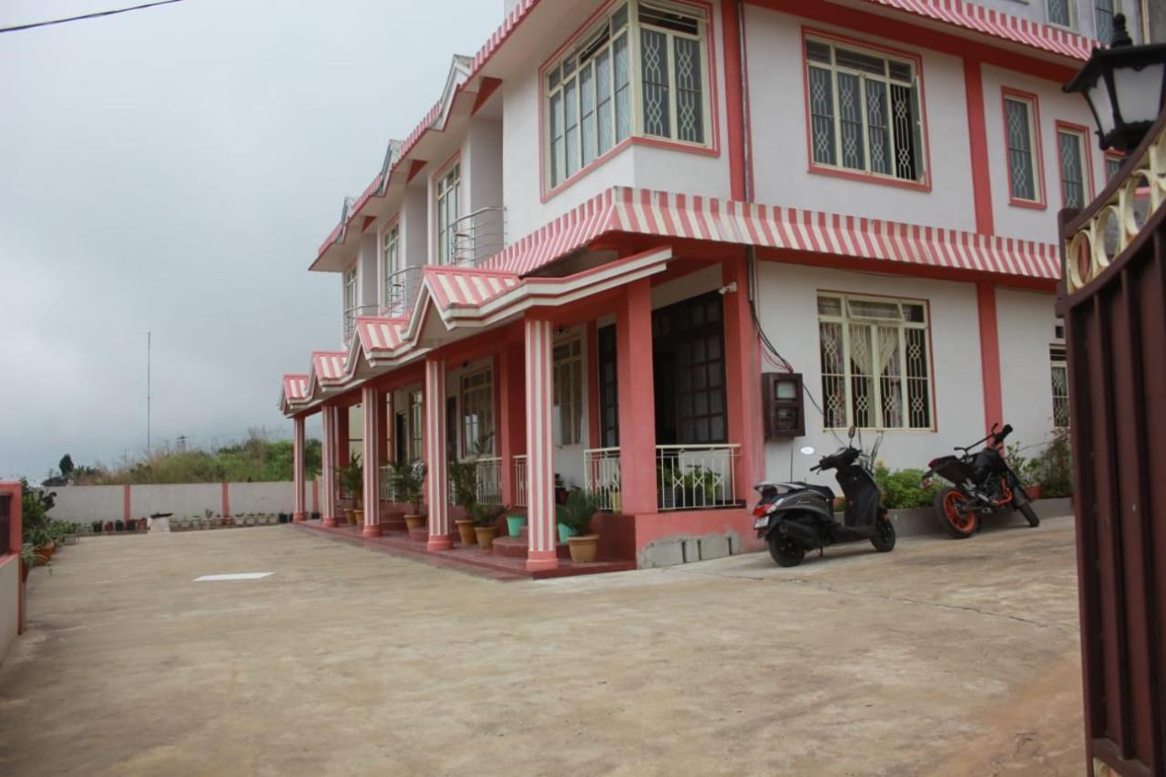 The Escapade Inn 乞拉朋齐 外观 照片